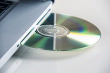 Jak odczytać płytę gdy laptop nie ma stacji CD/DVD?